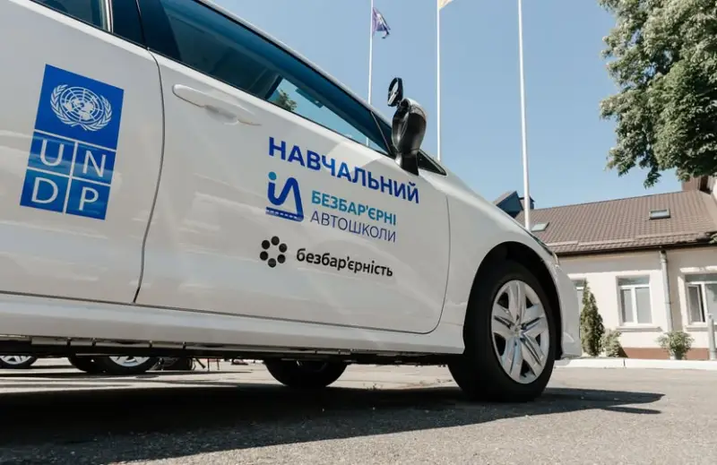 У Кропивницькому автошкола для людей з інвалідністю отримала новий спецавтомобіль