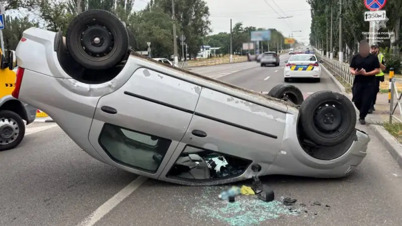 У Кропивницькому перекинувся Dacia Logan: водій був під дією наркотиків