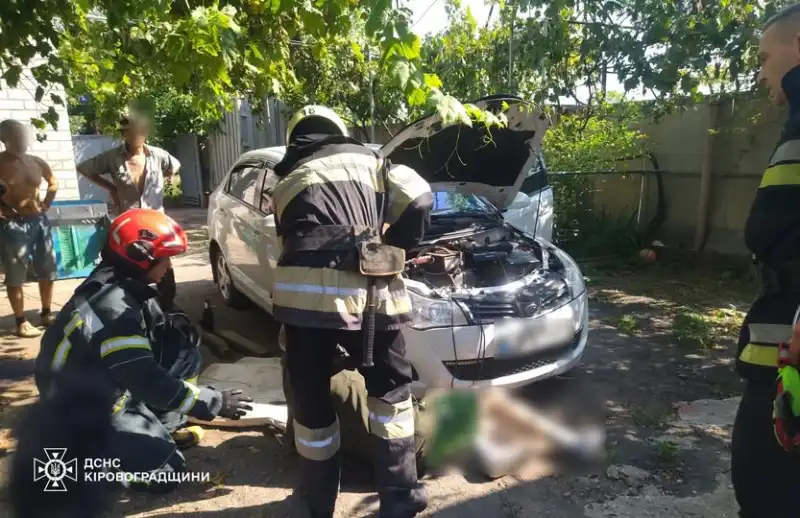 У Знам’янці рятувальники звільнили чоловіка, якого придавило авто під час ремонту
