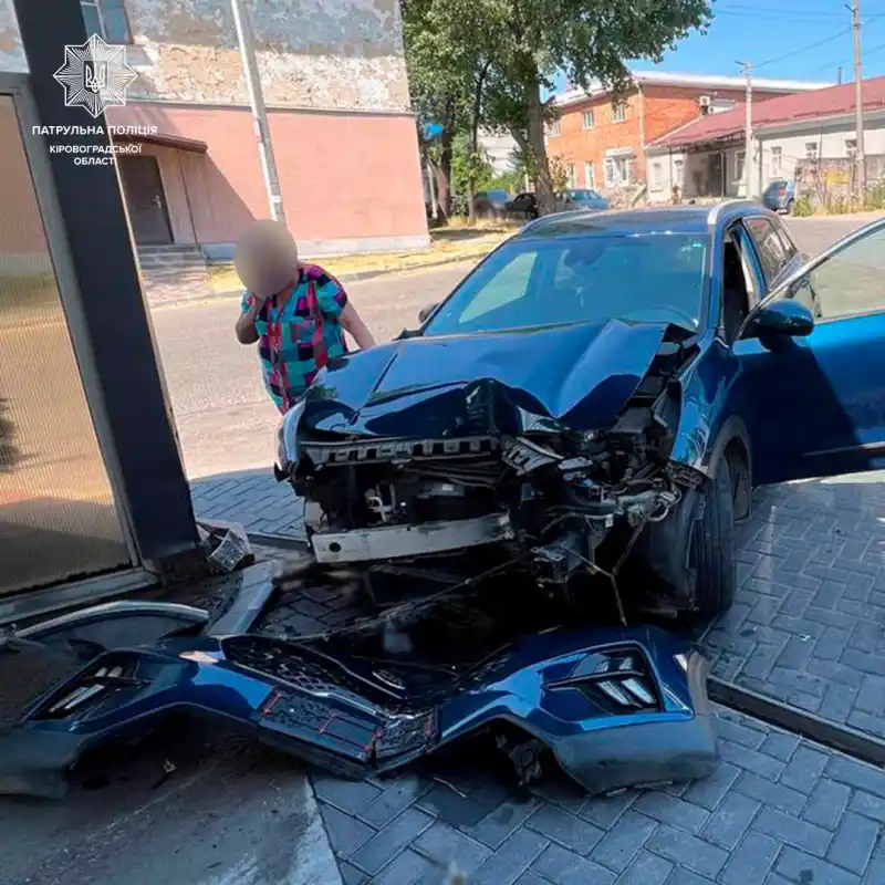 У Кропивницькому нетверезий водій протаранив автомийку самообслуговування