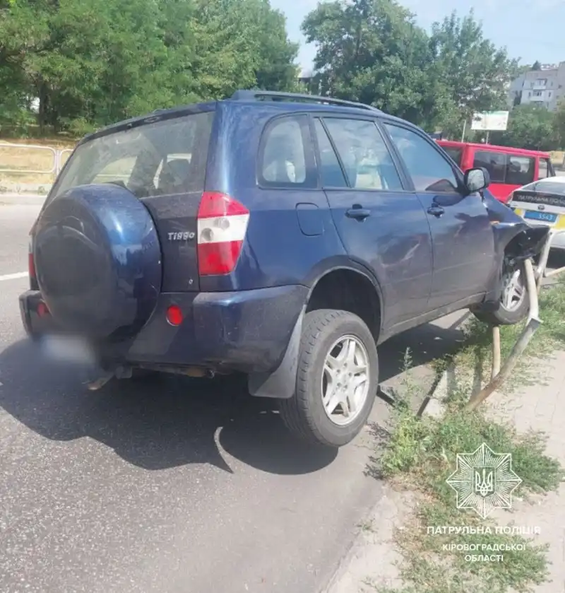 У Кропивницькому позашляховик протаранив металевий паркан
