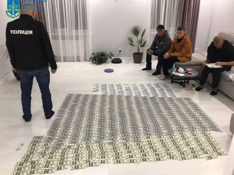 У Кропивницькому судитимуть помічника судді та юриста держпідприємства за вимагання хабаря