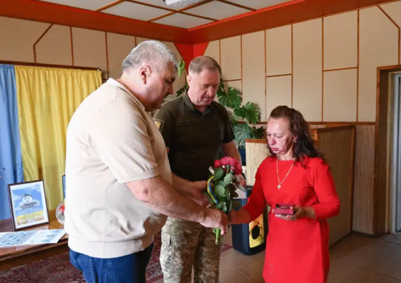 Матері Віталія Попова з Великоандрусівської громади вручили орден сина