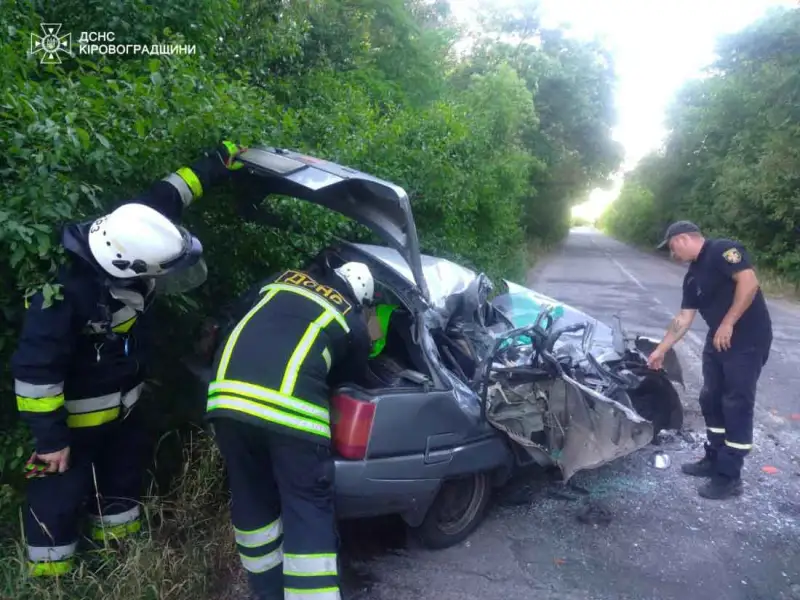 Смертельна аварія під Кропивницьким: рятувальники деблокували тіло загиблої підлітки