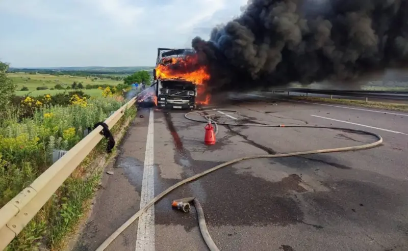 Смертельна ДТП біля Смоліного: загинув водій вантажівки, ще одного чоловіка госпіталізували